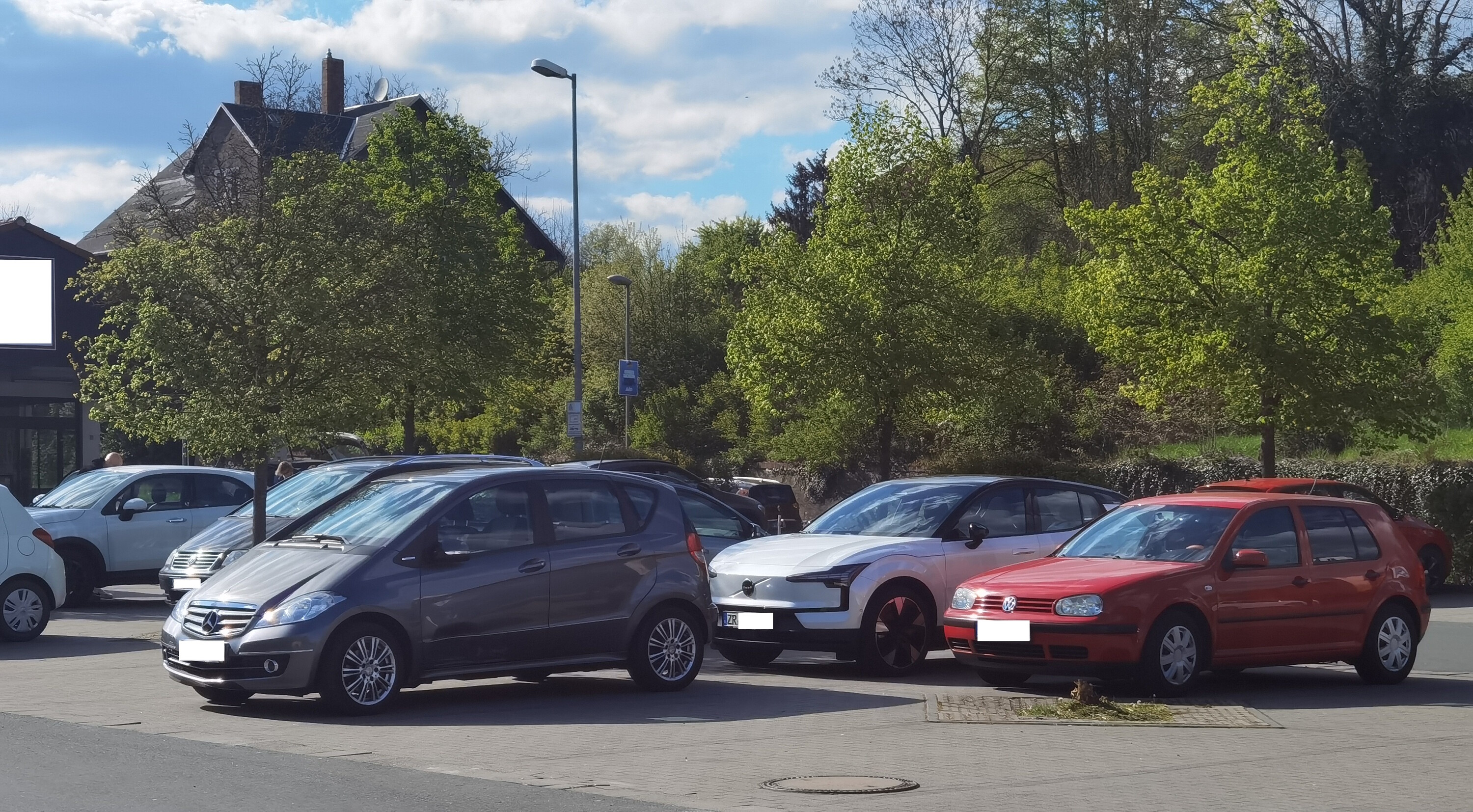 EX30 - auf dem Parkplatz zwischen VW Golf4 und MB A169