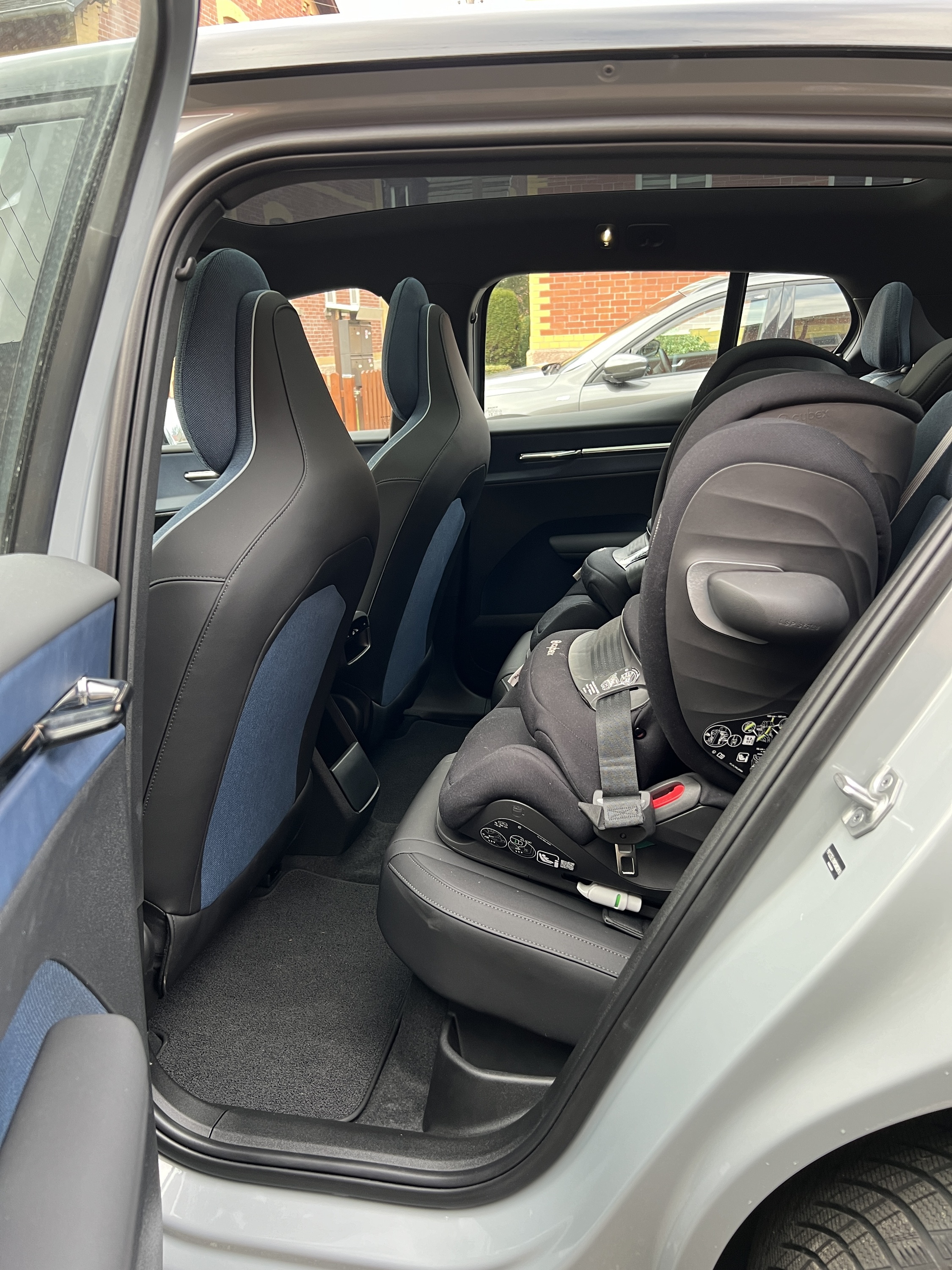 Volvo EX30 mit Cybex Pallas G iSize Kindersitzen