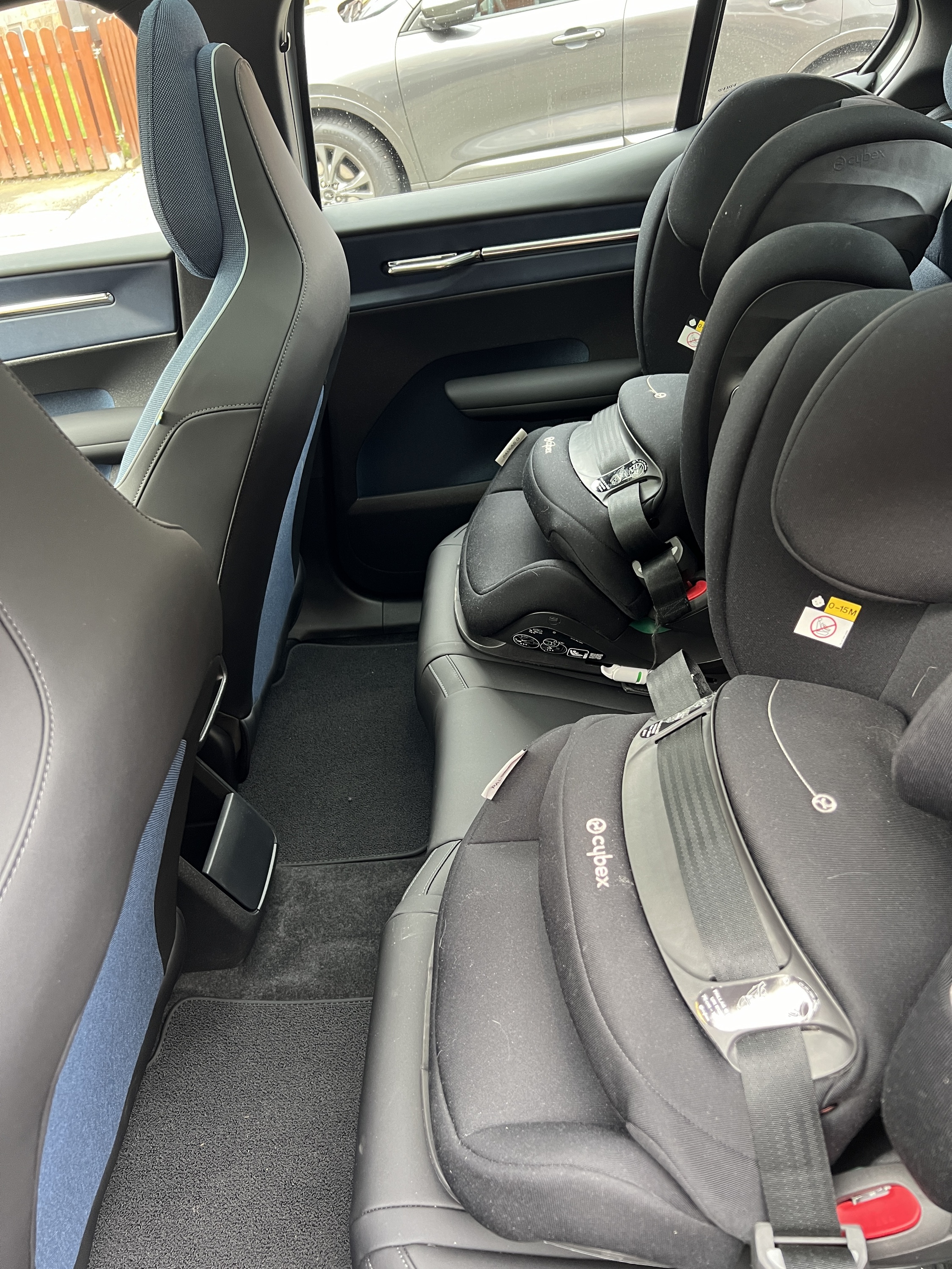 Volvo EX30 mit Cybex Pallas G iSize Kindersitzen